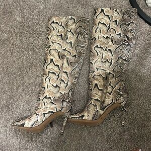 Vince Camuto Snake Skin Print heels size 8